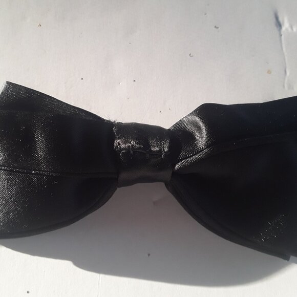 Boys Black Bow Tie w/ adjustable velcro strap, 14" to 16" diameter - Picture 1 of 5
